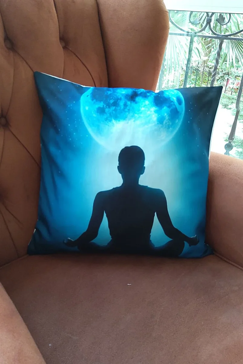 6aa081fc4b297_1788903932.webp Ay Işığında Meditasyon Yastığı - Görsel 1