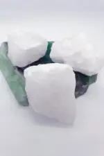 İşlenmemiş Orta Boy Dişi Kuvars Minerali
