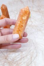 75 Gr. Turuncu Kalsit Obelisk